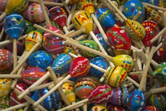 Decorating a maracas