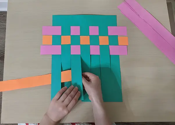 How to weave - weaving with paper strip